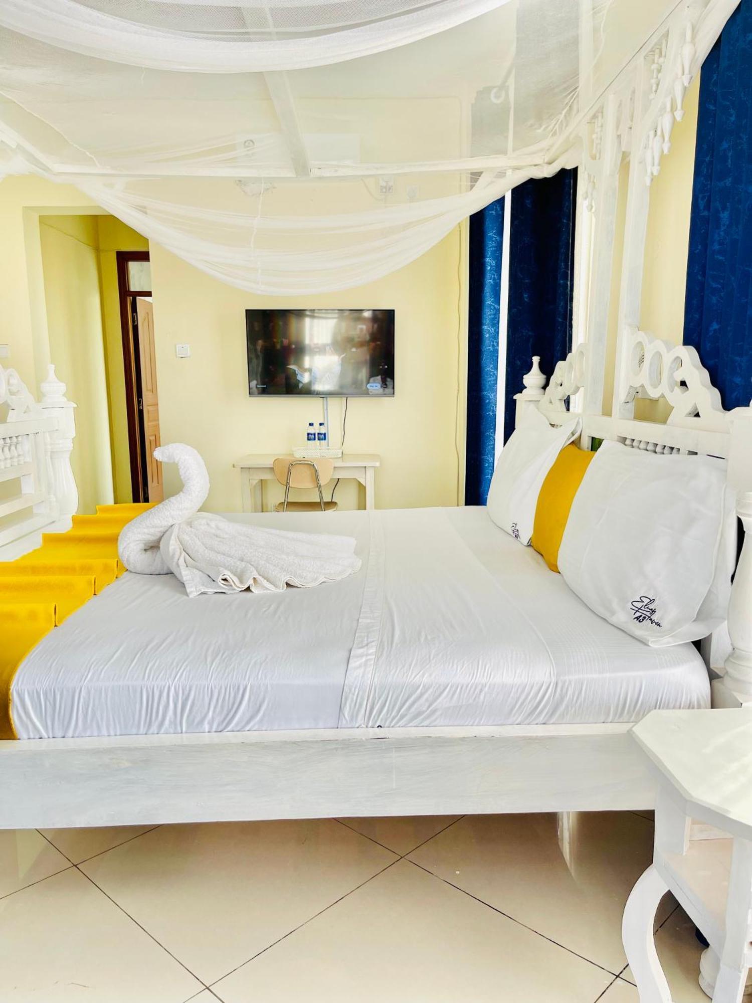 Elna'S Nyali - Work & Unwind - Pool, Sea Views, Ac & Fast Wi-Fi Bed & Breakfast Mombasa Exterior photo