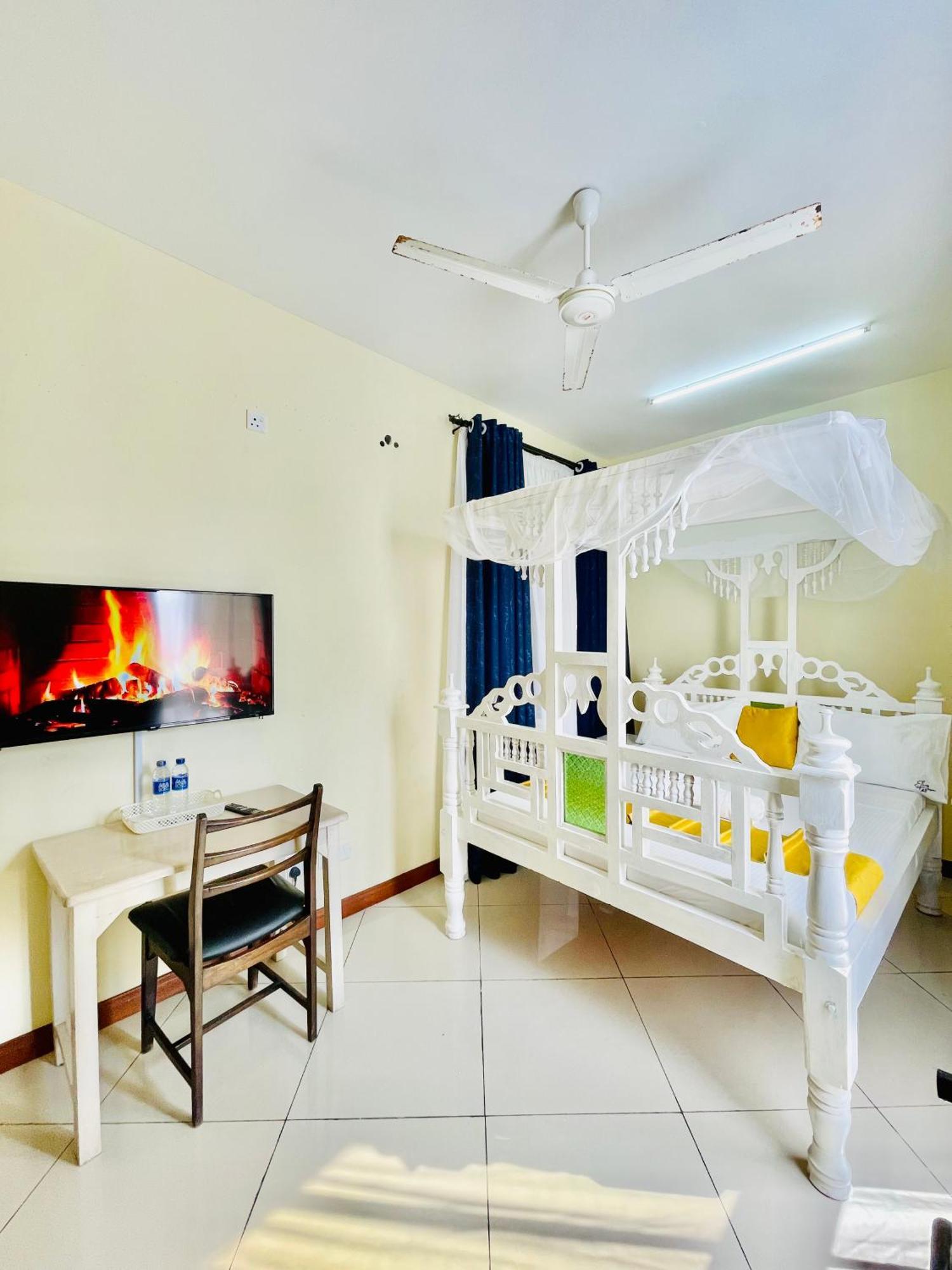 Elna'S Nyali - Work & Unwind - Pool, Sea Views, Ac & Fast Wi-Fi Bed & Breakfast Mombasa Exterior photo
