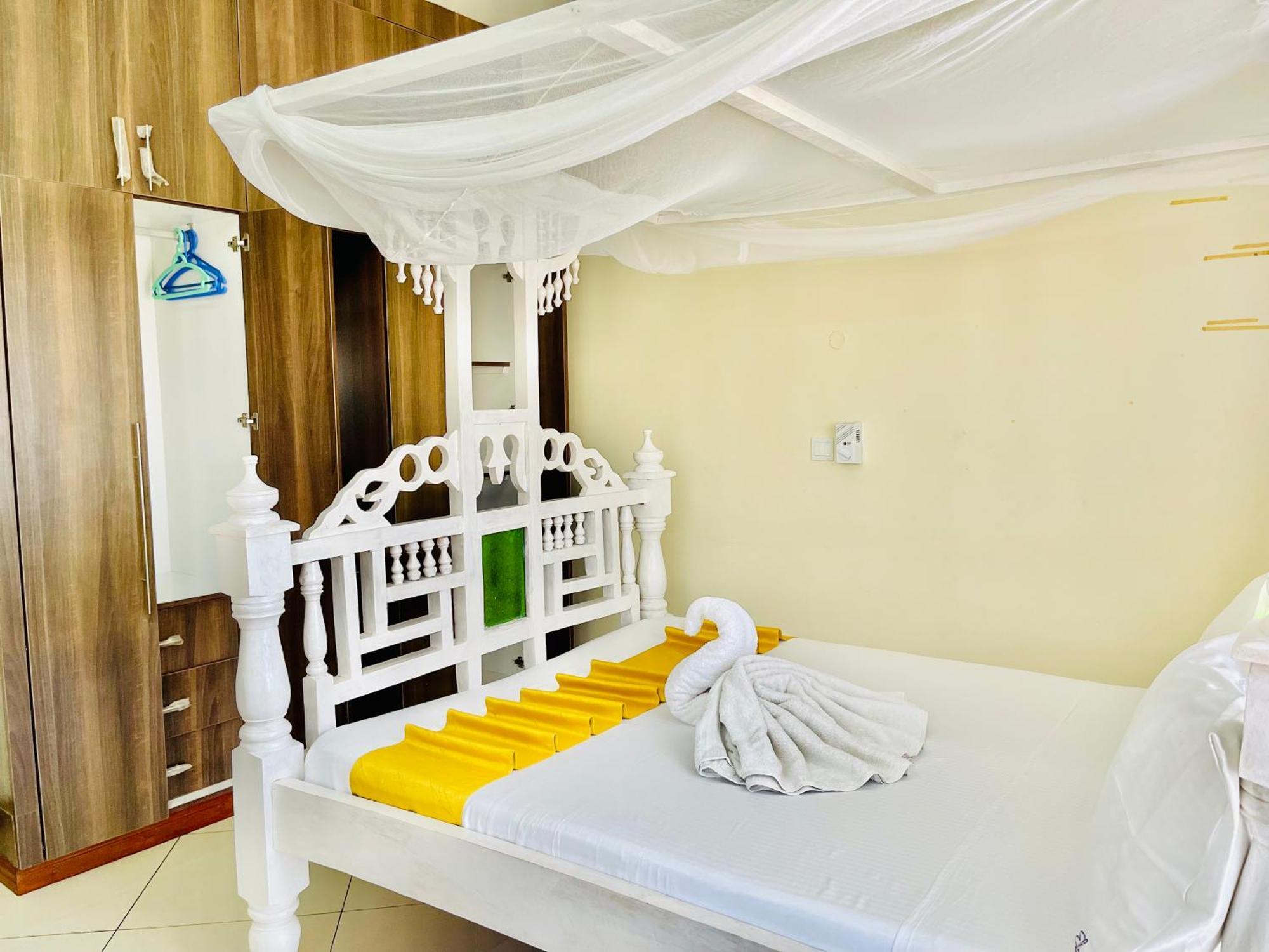 Elna'S Nyali - Work & Unwind - Pool, Sea Views, Ac & Fast Wi-Fi Bed & Breakfast Mombasa Exterior photo