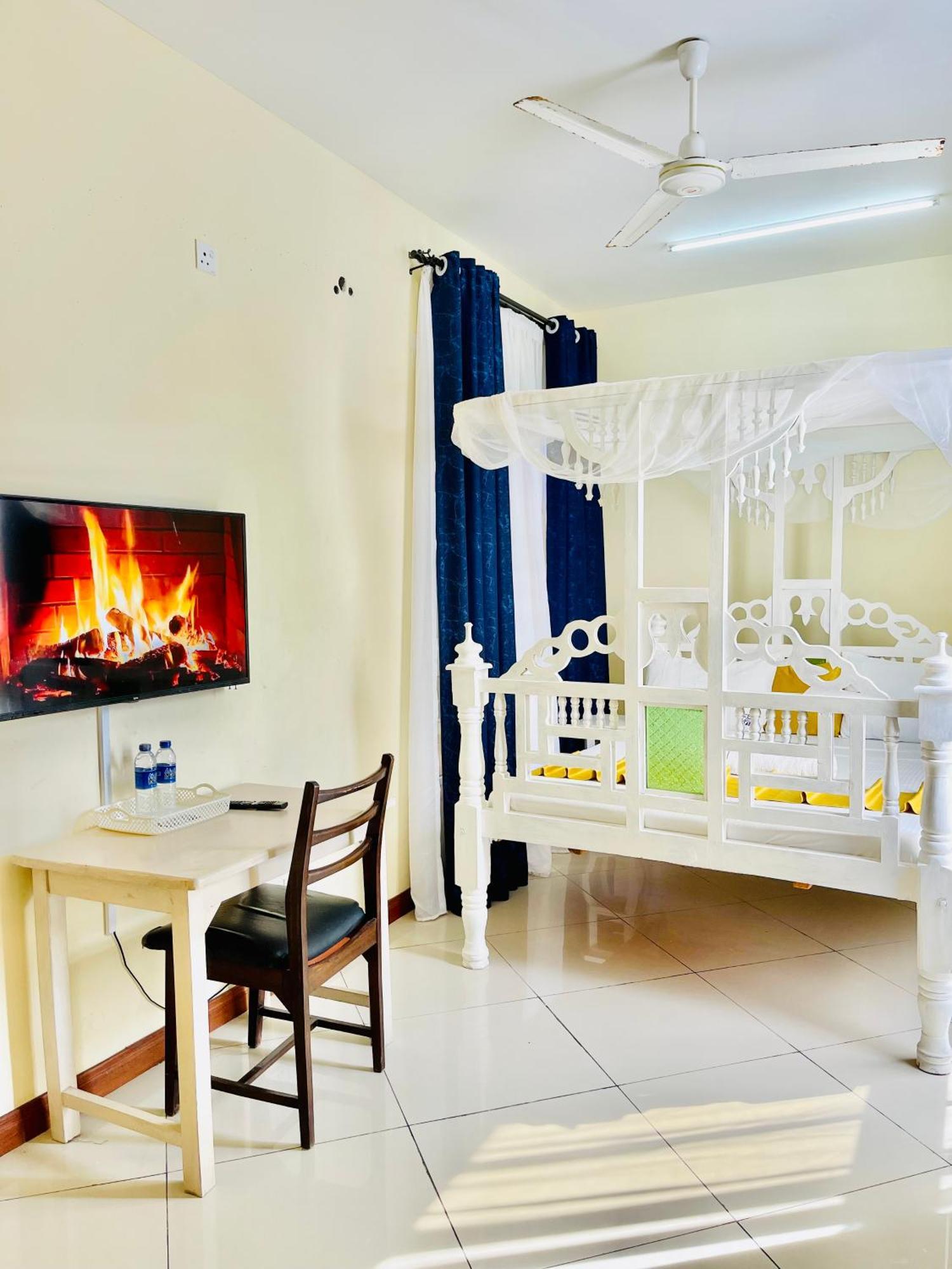 Elna'S Nyali - Work & Unwind - Pool, Sea Views, Ac & Fast Wi-Fi Bed & Breakfast Mombasa Exterior photo