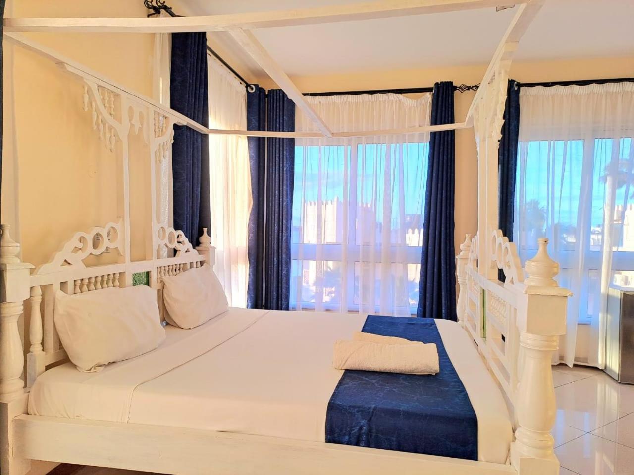 Elna'S Nyali - Work & Unwind - Pool, Sea Views, Ac & Fast Wi-Fi Bed & Breakfast Mombasa Exterior photo